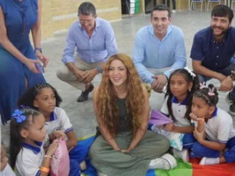 Exministro Peñailillo reaparece en una foto con Shakira por su nuevo empleo en Colombia