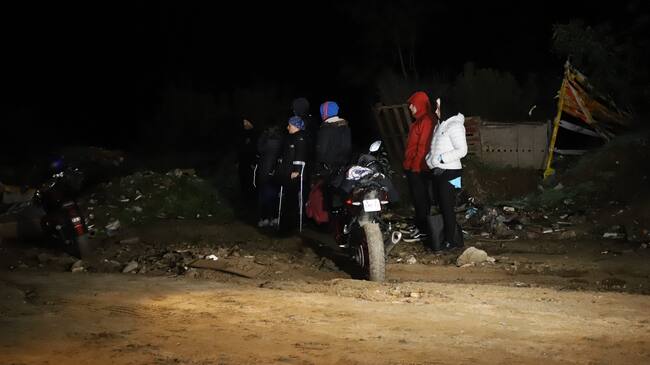 18 DE JULIO DE 2022/QUILPUEBajo el puente Las Cucharas, límite entre Viña del Mar y Quilpué, fue hallado un cadáver que se encontraba al interior de un tambor y con aparentes impactos balísticos . La víctima, de sexo masculino, fue hallada por su hermana tras la alerta de un testigo. La Brigada de Homicidios investiga el caso.
FOTO: MANUEL LEMA OLGUIN/AGENCIAUNO