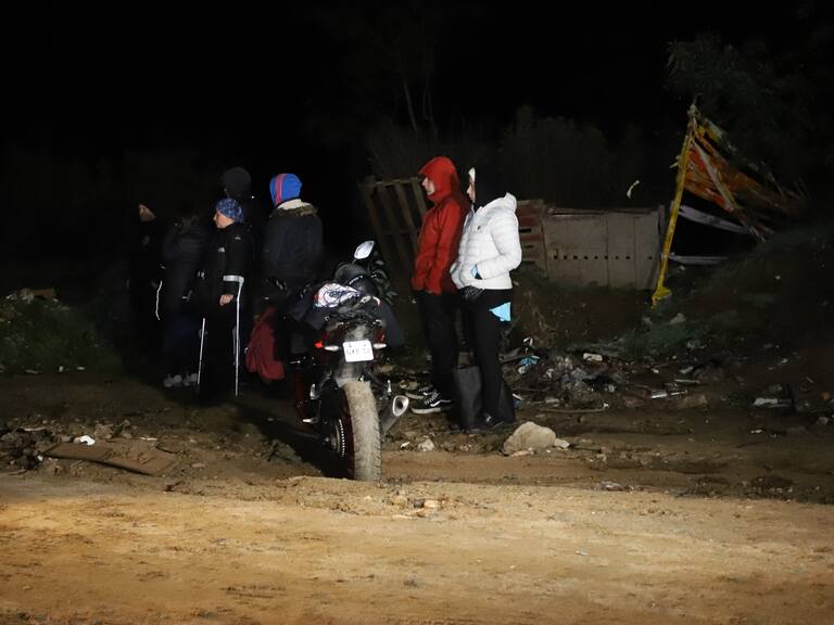 18 DE JULIO DE 2022/QUILPUEBajo el puente Las Cucharas, límite entre Viña del Mar y Quilpué, fue hallado un cadáver que se encontraba al interior de un tambor y con aparentes impactos balísticos . La víctima, de sexo masculino, fue hallada por su hermana tras la alerta de un testigo. La Brigada de Homicidios investiga el caso.
FOTO: MANUEL LEMA OLGUIN/AGENCIAUNO