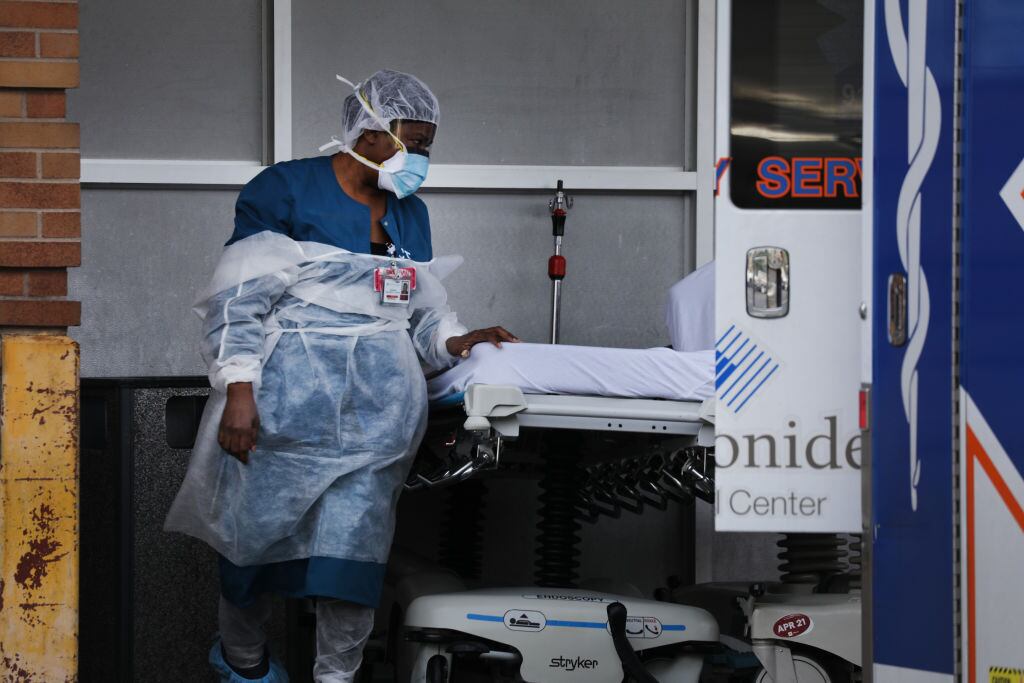 Enfermera traslada una camilla de hospital