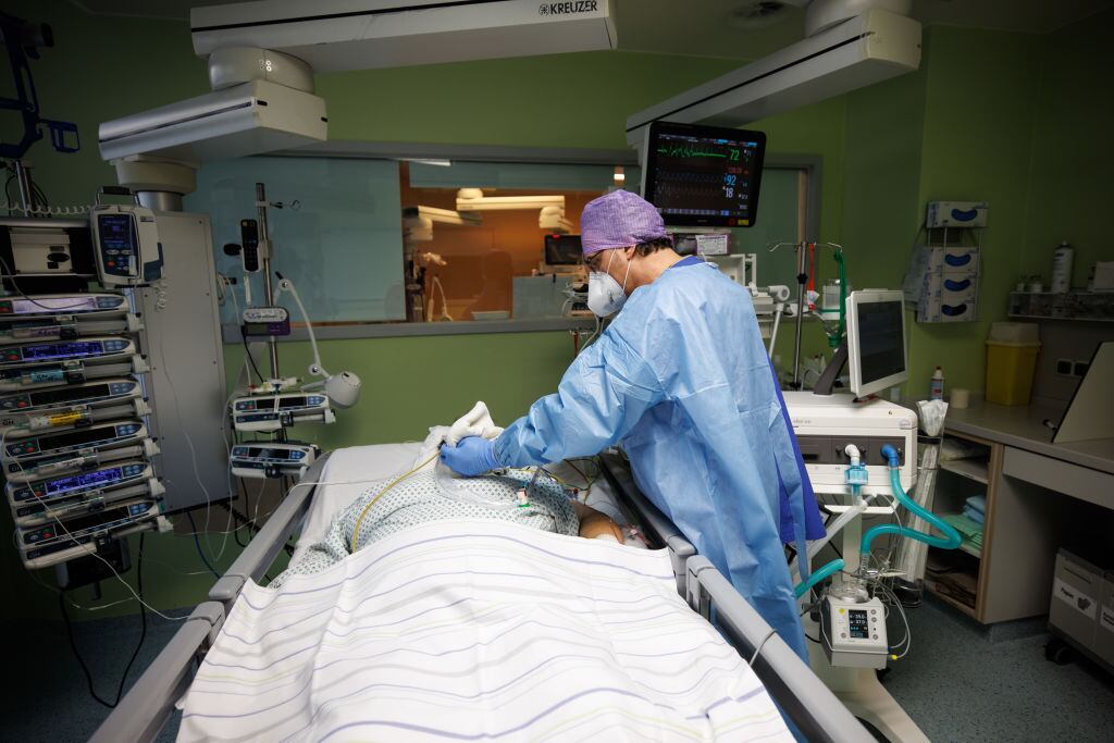Médico atiende a paciente grave del Covid-19 en la clínica Asklepios de Gauting