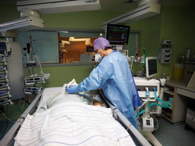 Médico atiende a paciente grave del Covid-19 en la clínica Asklepios de Gauting