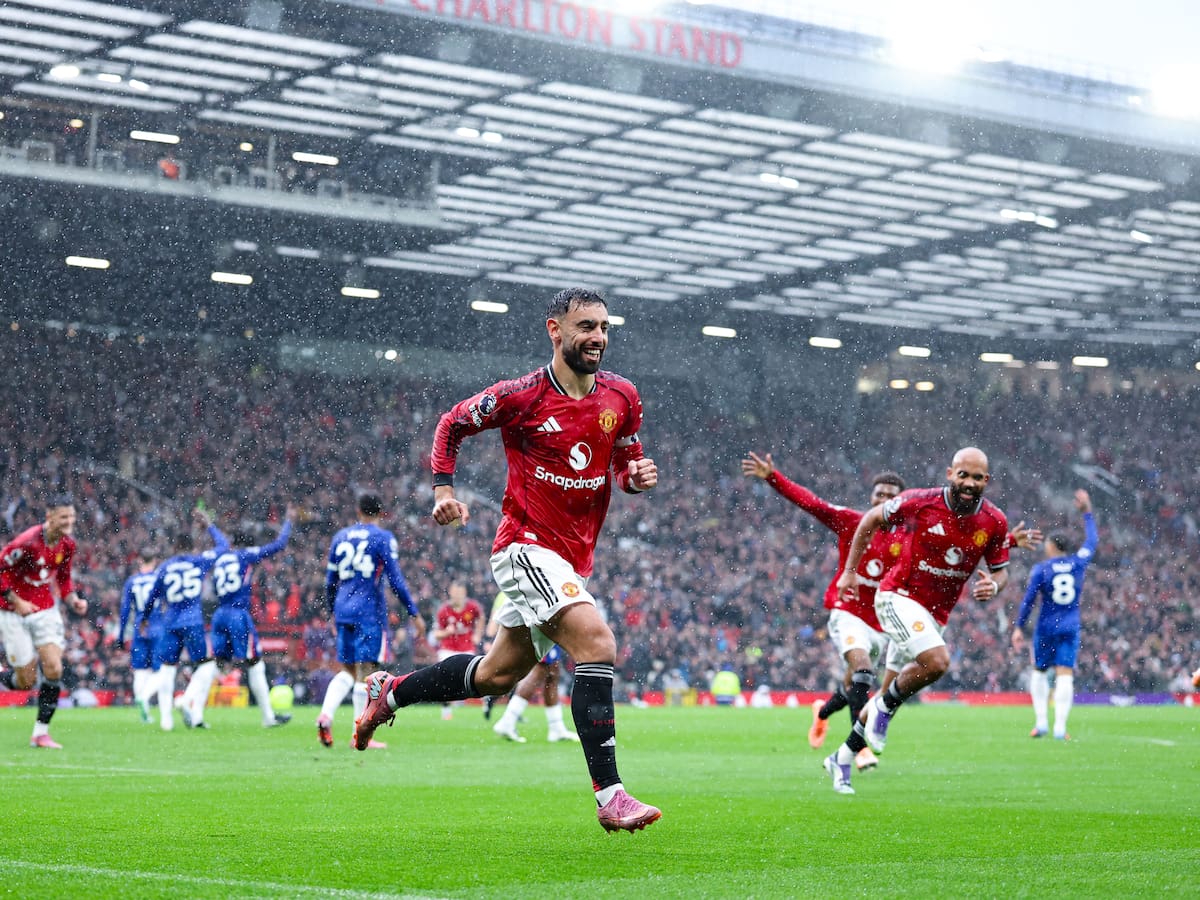 Manchester United se impone al Chelsea en accidentado partido por la Premier League