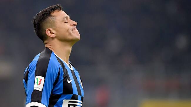 MILAN, ITALY - JANUARY 14: Alexis Sanchez of FC Internazionale Milano during the Italian Serie A match between Internazionale v Cagliari Calcio at the San Siro on January 14, 2020 in Milan Italy (Photo by Mattia Ozbot/Soccrates/Getty Images)