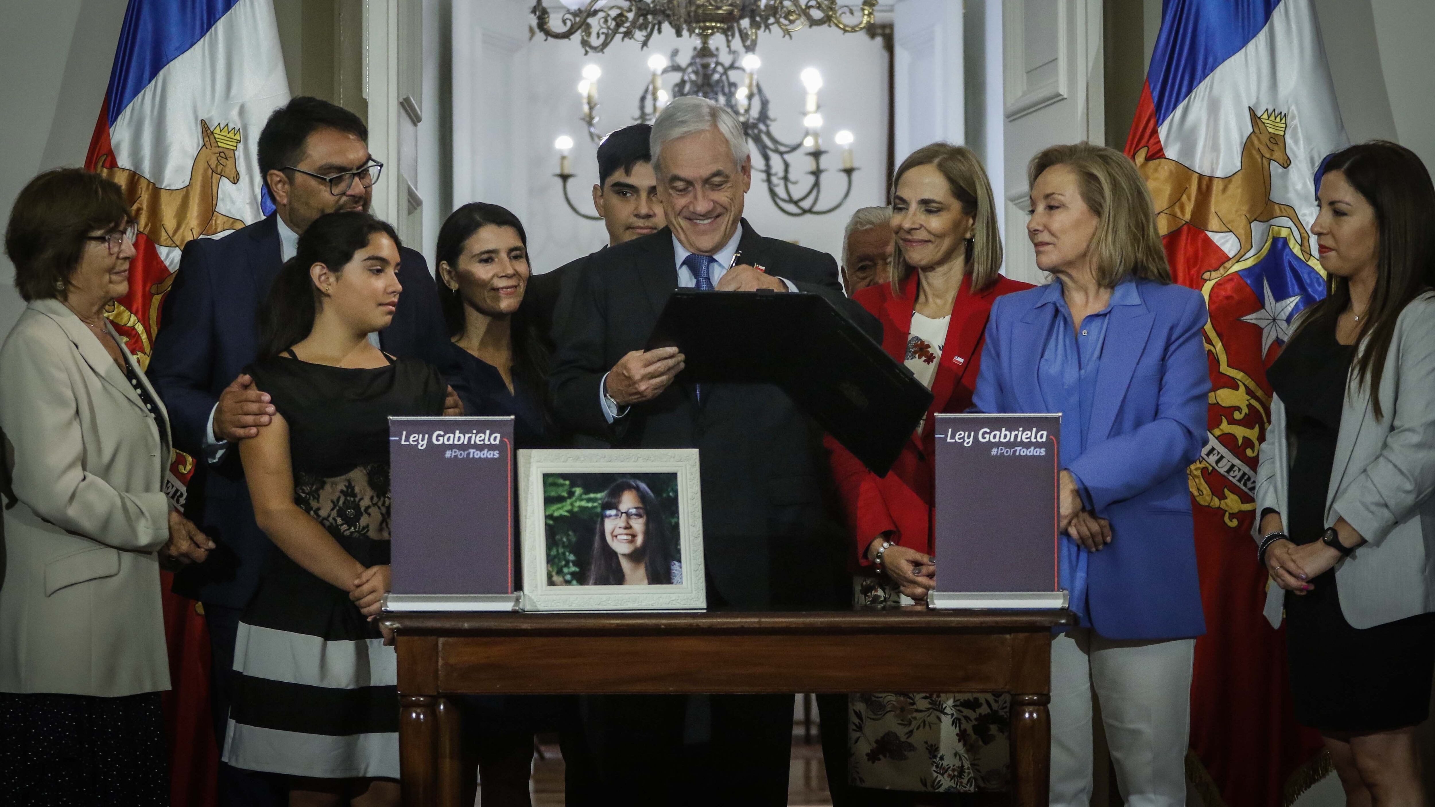 2 de Marzo del 2020/SANTIAGOEl Presidente de la Republica, Sebastián Piñera, junó a la ministra de la Mujer y Equidad de Género, Isabel Pla, y familiares de Gabriela, promulga la Ley Gabriela que busca ampliar el marco legal del femicidio.
FOTO: SEBASTIAN BELTRAN GAETE/AGENCIAUNO