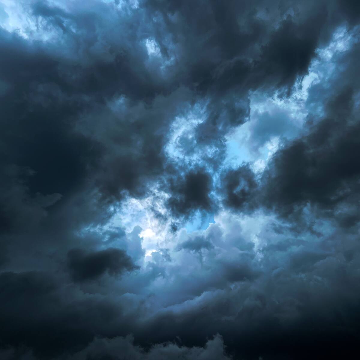 Complejo escenario entre Arica y Coquimbo: lluvias en el norte dejan un fallecido y cientos de personas albergadas