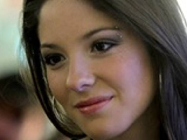 Kel Calderón se tituló de abogada con distinción máxima