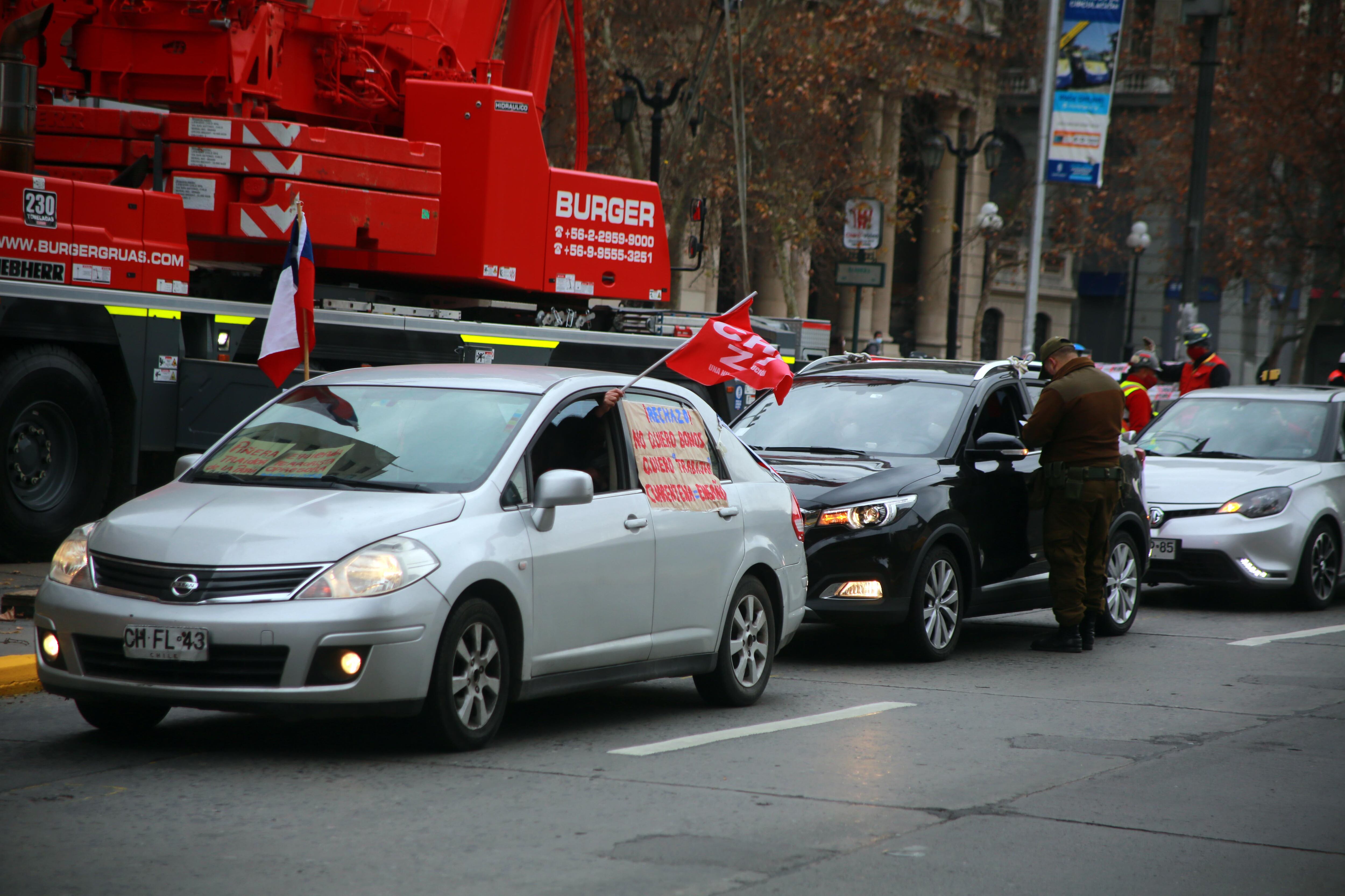 24 de Julio de 2020/SANTIAGO
vehculos con pancartas, durante una caravana del rechazo la cual era custodiada por motoristas de Carabineros en su trayecto desde Plaza Italia hasta el palacio de La Moneda
FOTO: JOSE FRANCISCO ZUIGA/AGENCIAUNO