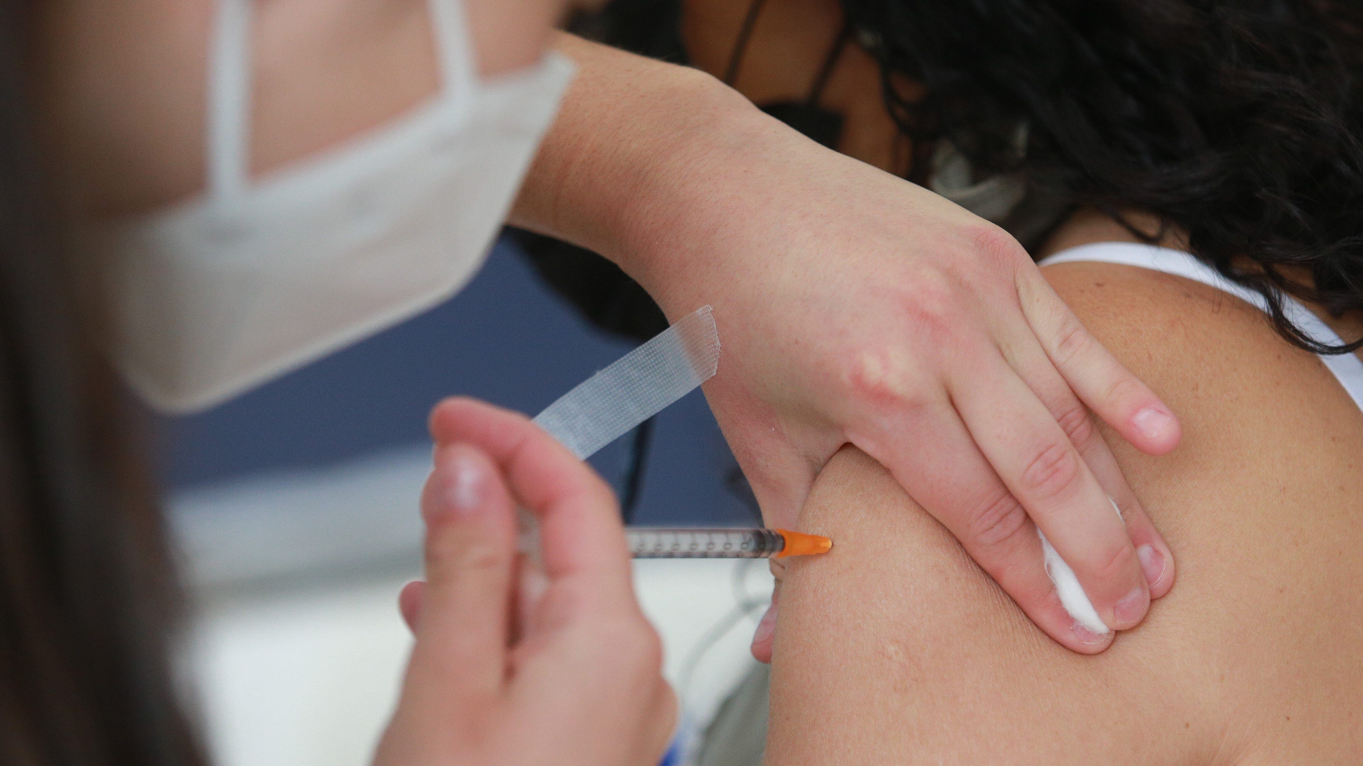 8 de Noviembre de 2021 / PEÑALOLEN Una enfermera Inocula con la dosis de refuerzo contra el Covid 19 durante la apertura de un nuevo centro de salud familiar y vacunatorio en el sector de San Luis, con el objetivo de descongestionar los vacunatorios del sector
FOTO: DIEGO MARTIN/ AGENCIAUNO