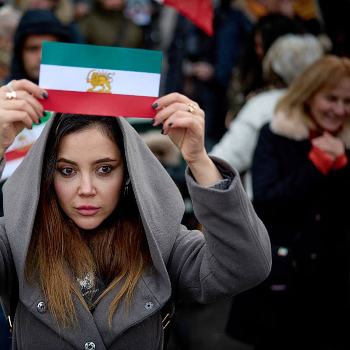 “León y Sol”: El símbolo prohibido con que los manifestantes en Irán hacen frente a los Ayatolás