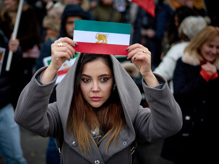 “León y Sol”: El símbolo prohibido con que los manifestantes en Irán hacen frente a los Ayatolás
