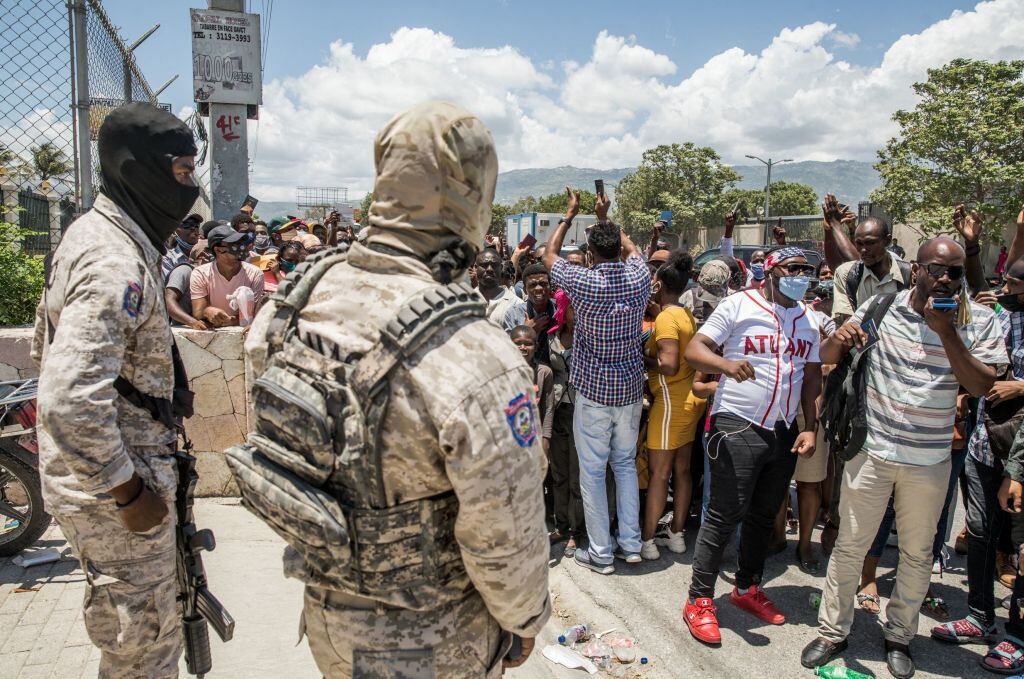 Policías vigilan a haitianos a las puertas de la embajada de EEUU