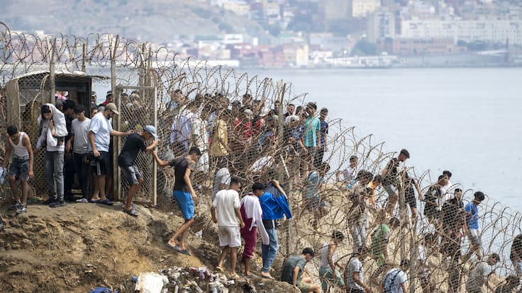Crisis migratoria en España: ¿qué está pasando y por qué el Gobierno español moviliza al Ejército en Ceuta?