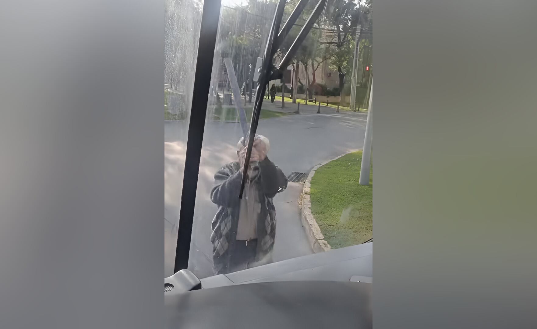 Taxista adulto mayor ataca bus del sistema Red