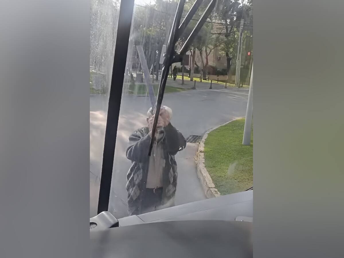 Con un fierro y en plena calle: taxista adulto mayor ataca bus del sistema Red en Santiago
