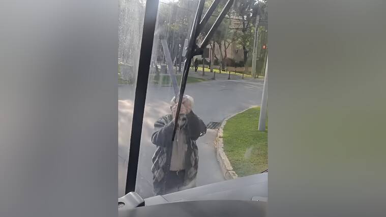 Taxista adulto mayor ataca bus del sistema Red