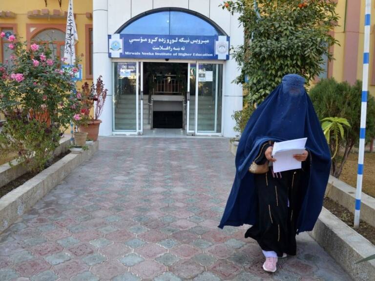 «Con efecto inmediato»: Talibanes prohíben a las mujeres estudiar en universidades de Afganistán