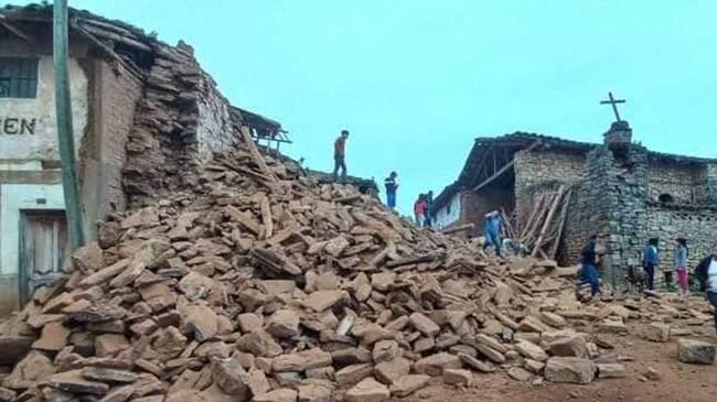 Rescate tras terremoto en Perú