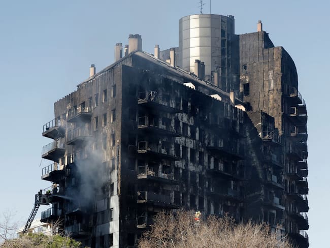 España: incendio en edificio de Valencia deja cuatro muertos y más de una decena de desaparecidos