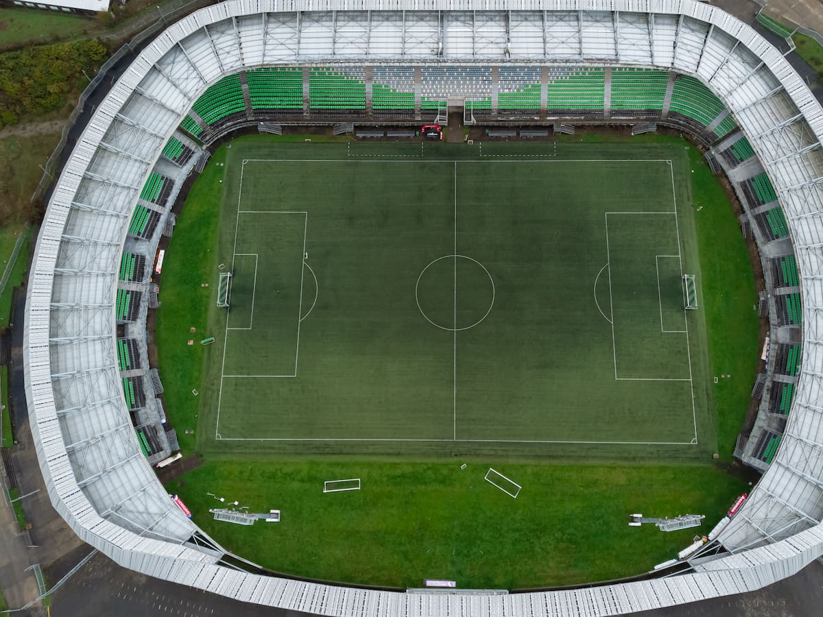 Uno de los estadios más icónicos de Chile se renueva: $400 millones de inversión y cancha con estándar FIFA