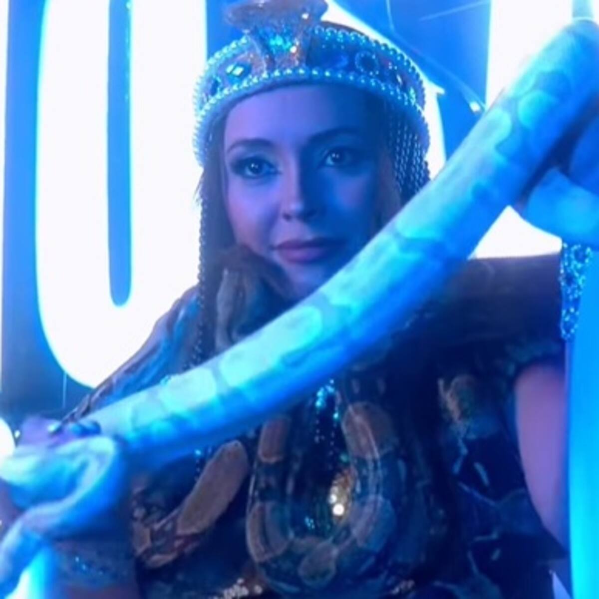 Llena de boas y con un juguetón jacuzzi: Así fue el ardiente show de Camila Polizzi como Cleopatra