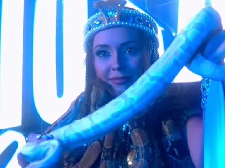 Llena de boas y con un juguetón jacuzzi: Así fue el ardiente show de Camila Polizzi como Cleopatra