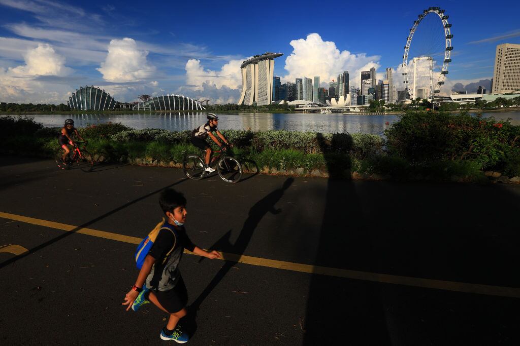Personas pasean en la zona de Bay East en Singapur