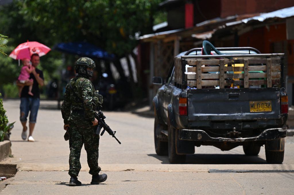 Militar de Colombia vigila las rutas en la región de Antioquia