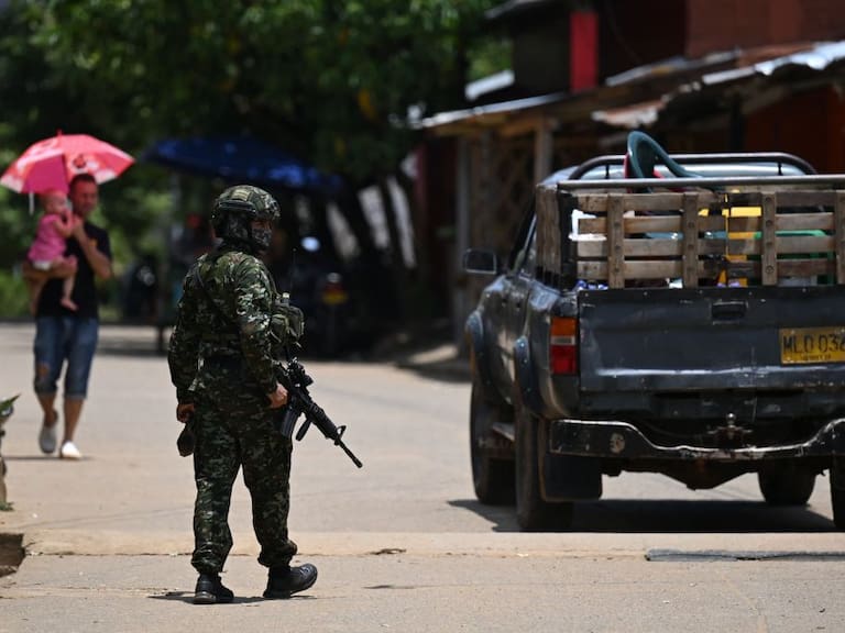 Militar de Colombia vigila las rutas en la región de Antioquia