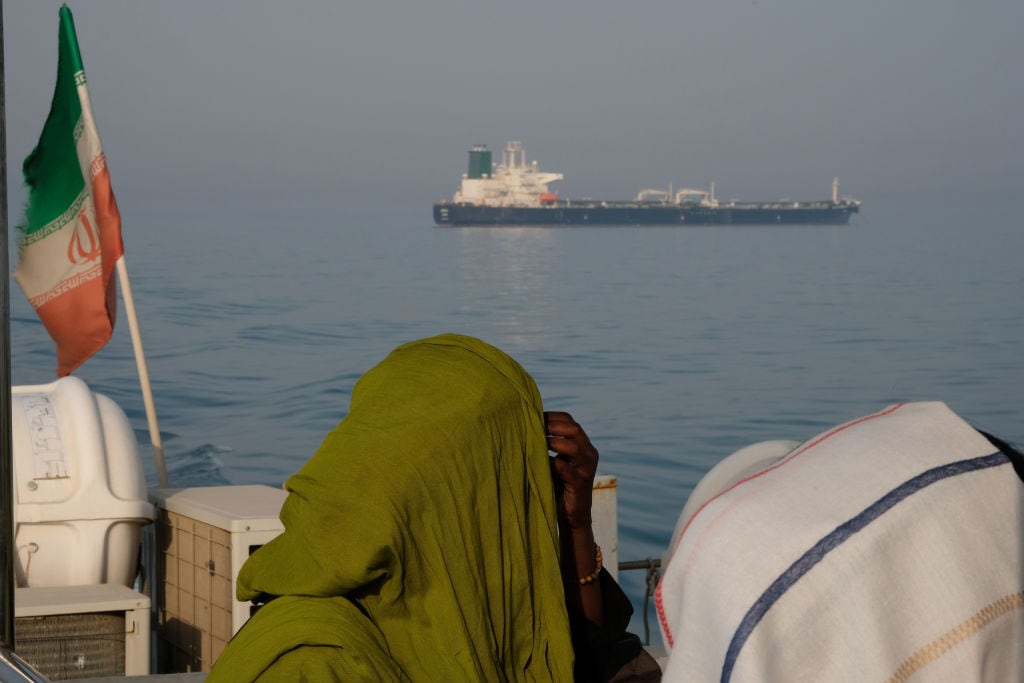Turistas observan un petrolero iraní en el golfo de Omán