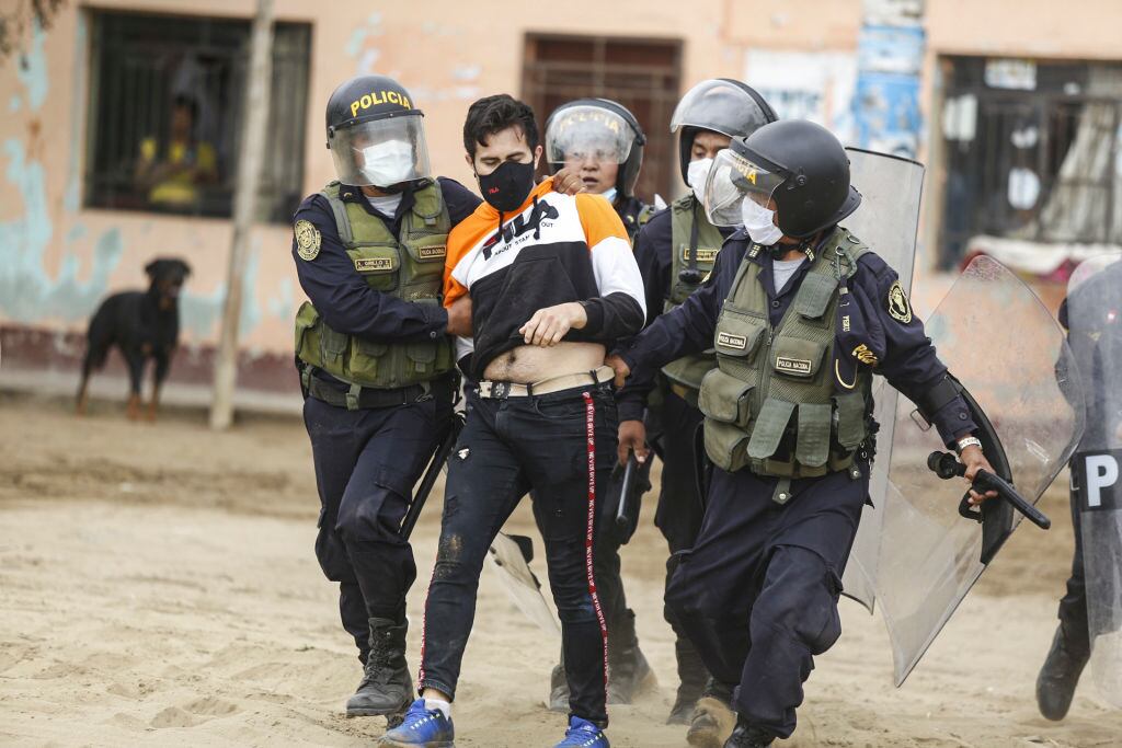 Fuerzas de seguridad detienen a un trabajador agrícola en Perú