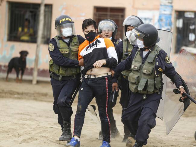 Fuerzas de seguridad detienen a un trabajador agrícola en Perú