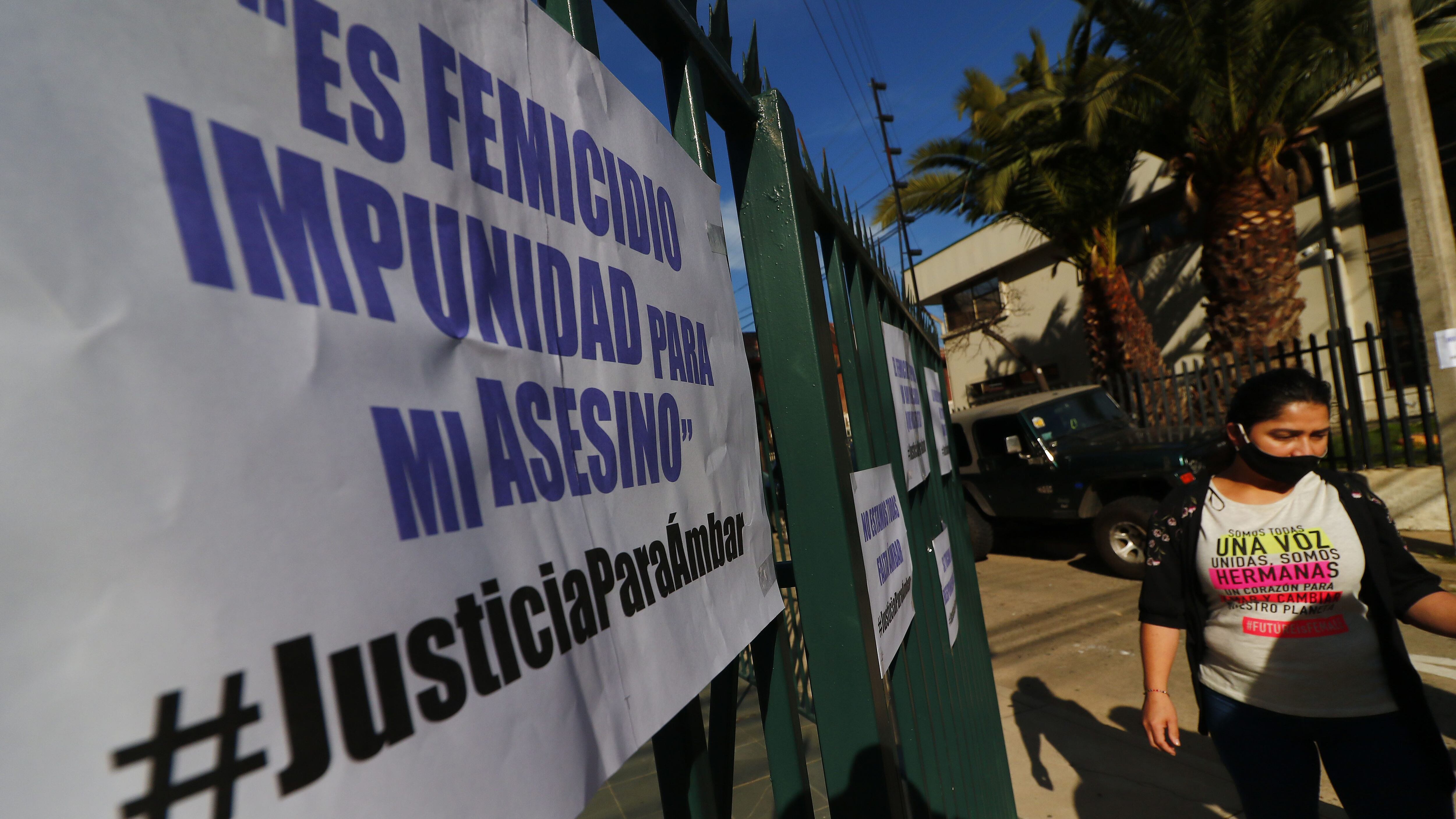 7 DE AGOSTO DE 2020/VIÑA DEL MARUn grupo de mujeres protesta en el cuartel de la Brigada de Homicidios de la PDI de Viña del Mar, en donde se encuentra detenido Hugo Bustamante, imputado como presunto autor del crimen de Ambar Cornejo, menor de 16 años encontrada muerta en la casa de su madre en Villa Alemana.
FOTO: LEONARDO RUBILAR CHANDIA/AGENCIAUNO
