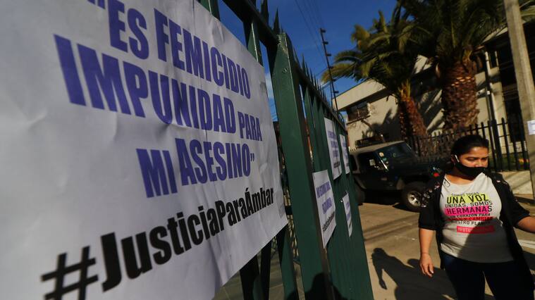 7 DE AGOSTO DE 2020/VIÑA DEL MARUn grupo de mujeres protesta en el cuartel de la Brigada de Homicidios de la PDI de Viña del Mar, en donde se encuentra detenido Hugo Bustamante, imputado como presunto autor del crimen de Ambar Cornejo, menor de 16 años encontrada muerta en la casa de su madre en Villa Alemana.
FOTO: LEONARDO RUBILAR CHANDIA/AGENCIAUNO