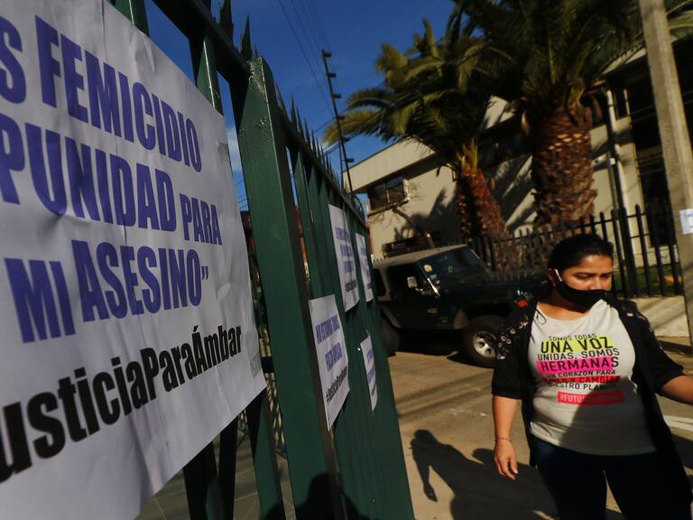 7 DE AGOSTO DE 2020/VIÑA DEL MARUn grupo de mujeres protesta en el cuartel de la Brigada de Homicidios de la PDI de Viña del Mar, en donde se encuentra detenido Hugo Bustamante, imputado como presunto autor del crimen de Ambar Cornejo, menor de 16 años encontrada muerta en la casa de su madre en Villa Alemana.
FOTO: LEONARDO RUBILAR CHANDIA/AGENCIAUNO