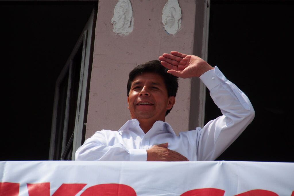 El presidente del Perú Pedro Castillo saluda a sus seguidores en Lima