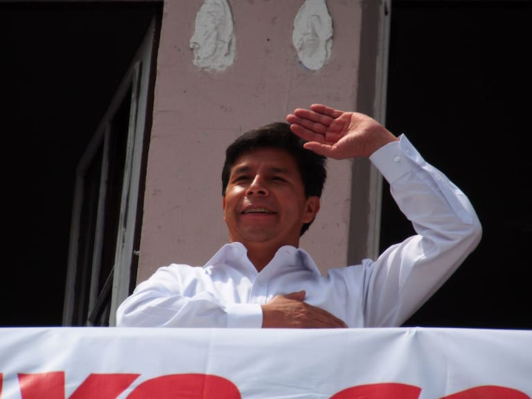El presidente del Perú Pedro Castillo saluda a sus seguidores en Lima