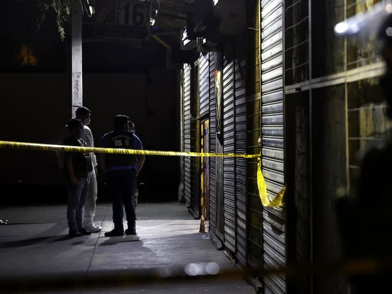 Hombre muere baleado en estacionamiento de edificio en el centro de Santiago