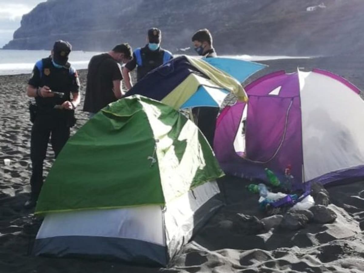 62 personas que habían acampado para contagiarse el coronavirus fueron desalojadas de playa en España