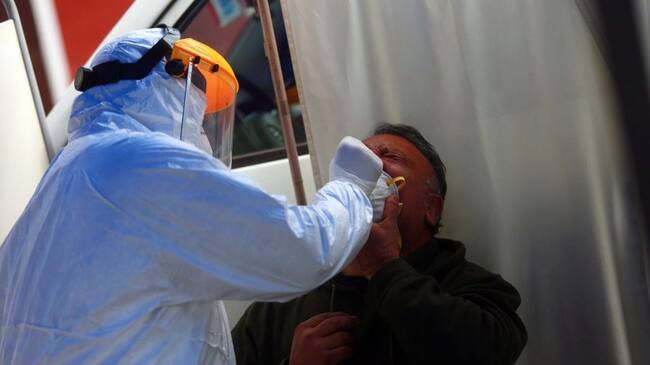 23 de Agosto de 2020/SANTIAGO
Toma de examen a un hombre, durante operativo de trazabilidad de contagios con toma de exámenes PCR en las afueras de una olla común y en diversas partes de la comuna de Santiago por etapa 2 del des confinamiento de la campaña de Paso a Paso, en medio de la pandemia de COVID-19.
FOTO: JOSE FRANCISCO ZUÑIGA/AGENCIAUNO