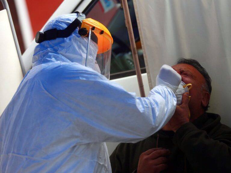 23 de Agosto de 2020/SANTIAGO
Toma de examen a un hombre, durante operativo de trazabilidad de contagios con toma de exámenes PCR en las afueras de una olla común y en diversas partes de la comuna de Santiago por etapa 2 del des confinamiento de la campaña de Paso a Paso, en medio de la pandemia de COVID-19.
FOTO: JOSE FRANCISCO ZUÑIGA/AGENCIAUNO