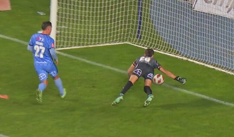 ¿Entró por completo el balón? Grosero error del arquero de San Marcos termina en polémico gol para U. de Concepción
