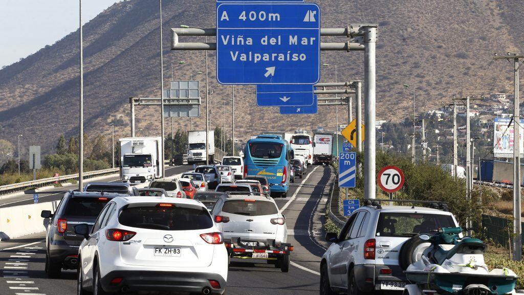 27 de Abril del 2018/SANTIAGOMiles de automovilistas salen de la capital, para pasar el fin de semana largo en la costa, lo que a provocado el aumento de transito en las carreteras aledañas a Santiago.
FOTO: RODRIGO SAENZ/AGENCIAUNO