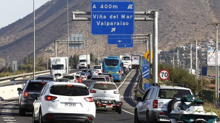 27 de Abril del 2018/SANTIAGOMiles de automovilistas salen de la capital, para pasar el fin de semana largo en la costa, lo que a provocado el aumento de transito en las carreteras aledañas a Santiago.
FOTO: RODRIGO SAENZ/AGENCIAUNO
