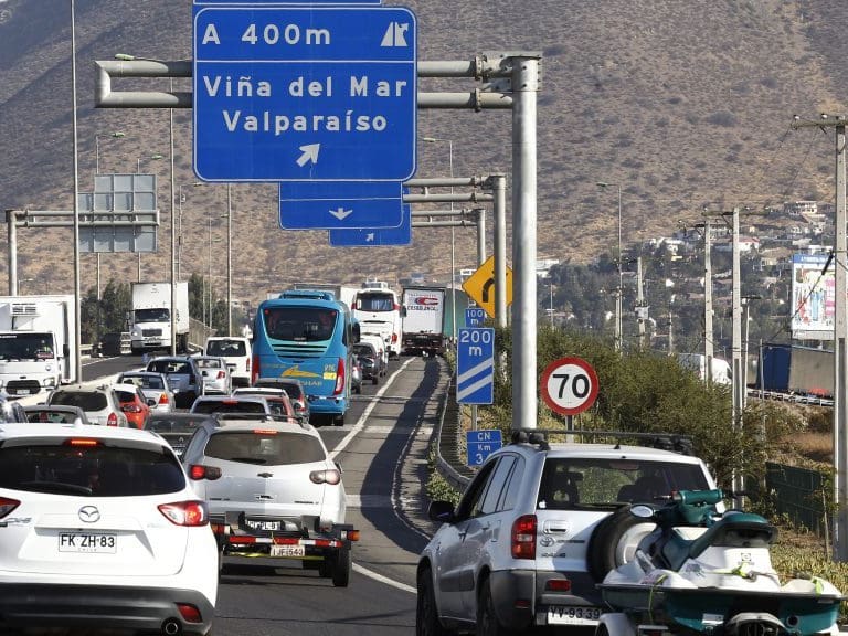 27 de Abril del 2018/SANTIAGOMiles de automovilistas salen de la capital, para pasar el fin de semana largo en la costa, lo que a provocado el aumento de transito en las carreteras aledañas a Santiago.
FOTO: RODRIGO SAENZ/AGENCIAUNO