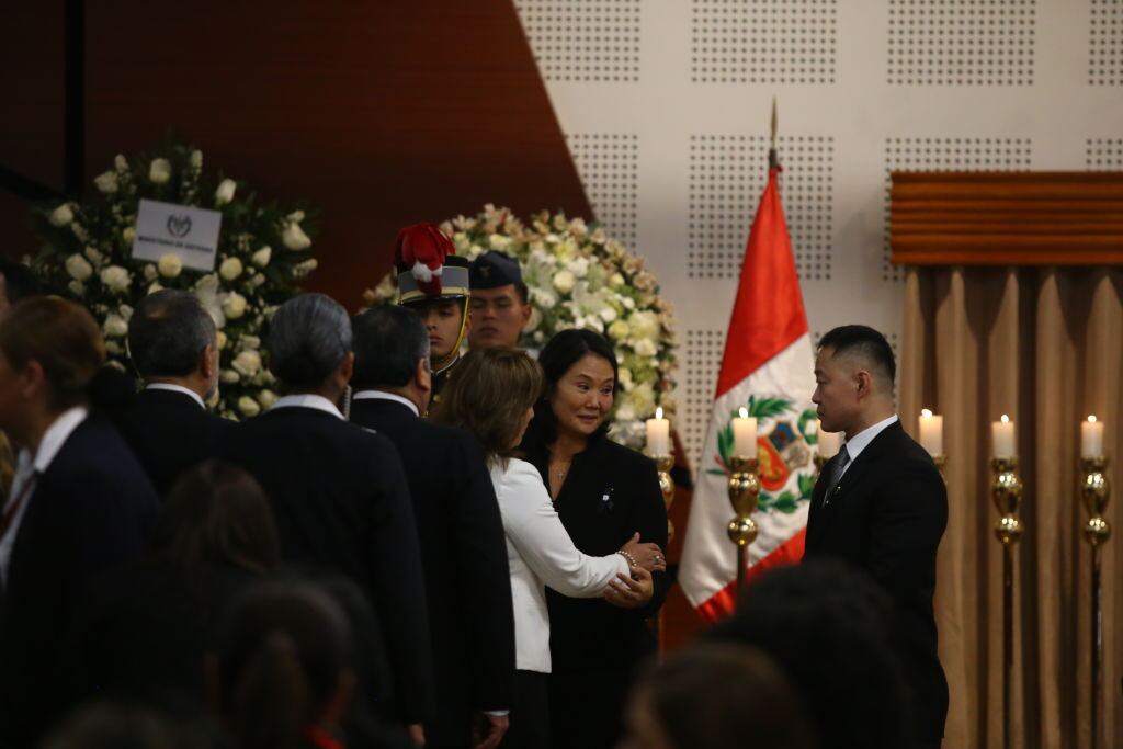 Dina Boluarte junto a Keiko Fujimori en el velorio del exdictador peruano Alberto Fujimori que se realiza en Lima