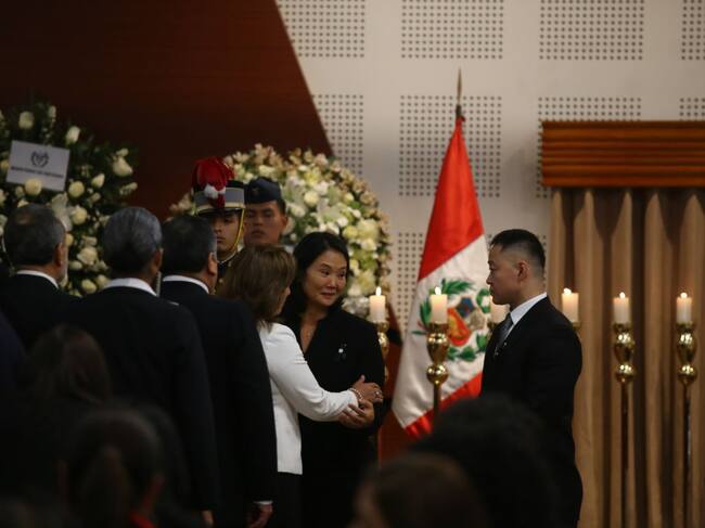 Dina Boluarte junto a Keiko Fujimori en el velorio del exdictador peruano Alberto Fujimori que se realiza en Lima