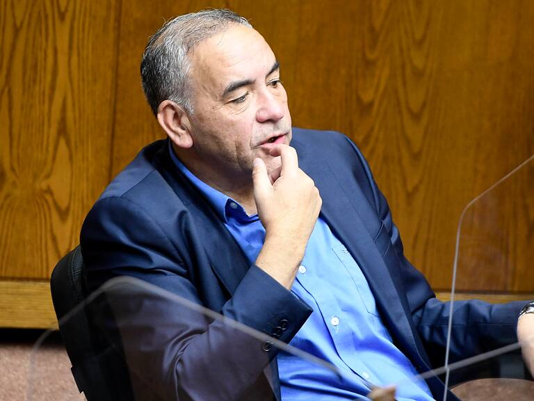 Senador Espinoza niega ánimo comercial tras incautación de ropa falsificada Adidas y Puma: “No visualicé en aquello un inconveniente”