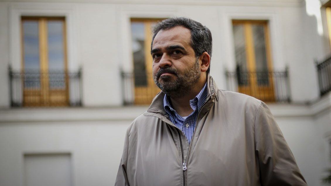 29 de noviembre del 2019/SANTIAGOEl presidente del Senado, Jaime Quintana, se retira de una reunión que sostuvo con el ministro del Interior.
FOTO: SEBASTIAN BELTRAN GAETE/AGENCIAUNO