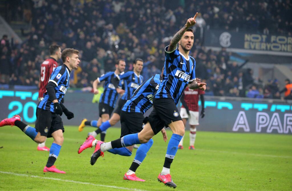 Vecino festeja el gol en que lo asistió Sánchez